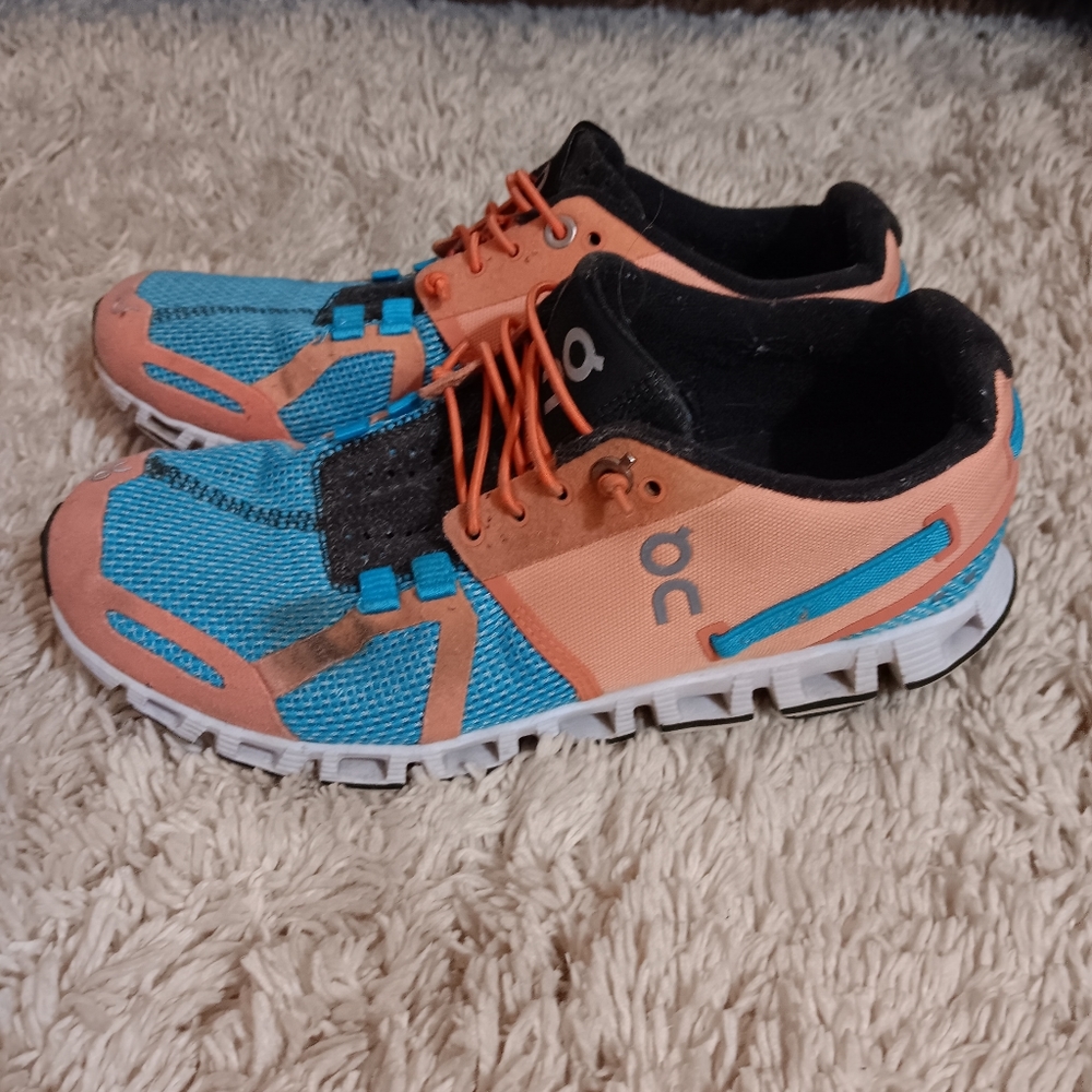 On Cloud Shoes Womens 6 Running Shoe